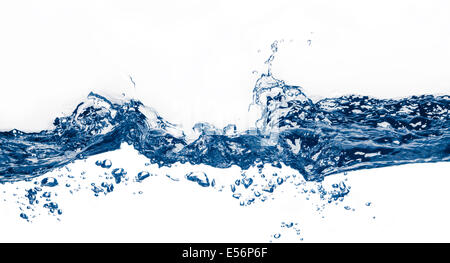 Les éclaboussures d'eau isolé sur blanc. Close up de splash d'eau qui constituent la forme de fleurs, isolé sur fond blanc. Banque D'Images