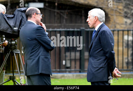 Jack Straw MP (Travail : Blackburn - ancien ministre de l'intérieur et étranger) interrogé par le correspondant de la BBC Nick Robinson Banque D'Images