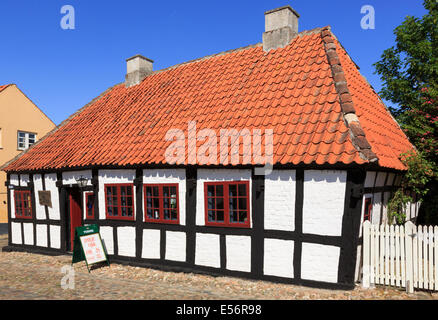 Vieille 17e siècle Den Skaeve Bar (le bar de travers) dans la rue pavée de Overgade, Ebeltoft, Jutland, Danemark, Scandinavie, Europe Banque D'Images