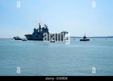 Le HMS Illustrious Entrez le port de Portsmouth pour la dernière fois sous le pavillon blanc Banque D'Images