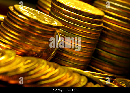 Des piles de pièces d'or close up Banque D'Images