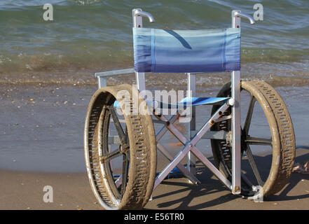 Fauteuil roulant ingénieux avec roues en acier inoxydable pour entrer dans la mer Banque D'Images