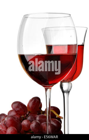 Deux verres de vin rouge et les raisins isolated over white background Banque D'Images