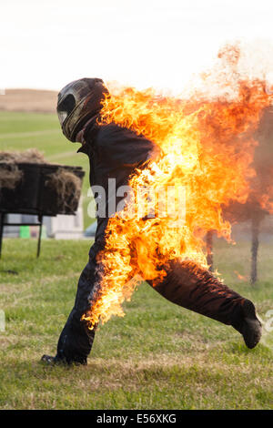 Cascadeur en feu à Scott May's Daredevil stunt show, Matterley Bowl, Winchester, Hampshire, Angleterre. Banque D'Images