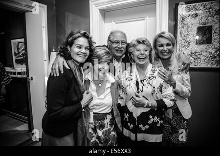 MUNICH/ALLEMAGNE - 21 juillet : (l-r) Claudia Nemat, Steffi Czerny, Yossi Vardi, Viviane Reding et Antonella Mei-Pochtler tenir ensemble au cours de la mise en réseau DLDwomen' Dîner à Schackstrasse à Munich, Allemagne. La devise de cette année, la conférence organisée par l'innovation DLDwomen Hubert Burda Media les 21 et 22 juillet à Munich est 'pertinence !' (Photo : photo alliance / Robert Schlesinger) Banque D'Images