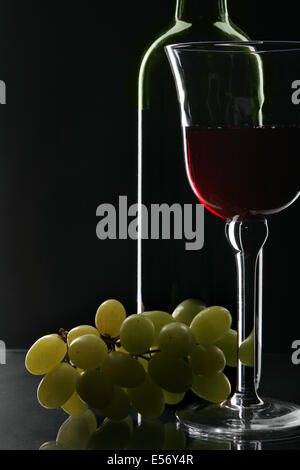 La nature morte avec grappe de raisin et le vin rouge Banque D'Images