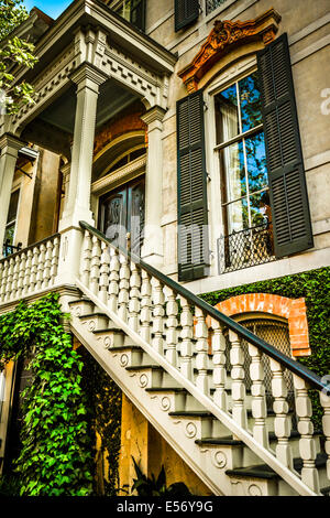 Restauré, l'architecture résidentielle raffinée et jardins de plaisir tout au long de l'historique quartier victorien de Savannah, Géorgie Banque D'Images