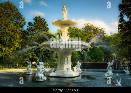 L'inspiration parisienne Forsyth Park dans la ville historique de Savannah, GA est mis en évidence par son 19e siècle fantaisiste fontaine. Banque D'Images