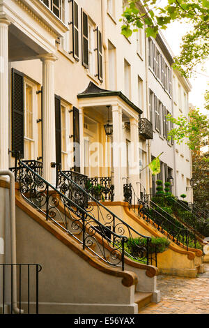 Restauré, l'architecture résidentielle raffinée et jardins de plaisir tout au long de l'historique quartier victorien de Savannah, Géorgie Banque D'Images