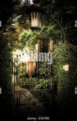 Restauré, l'architecture résidentielle raffinée et des jardins avec lanterne à gaz, la joie tout au long de l'époque victorienne historique district de Savannah, Géorgie Banque D'Images