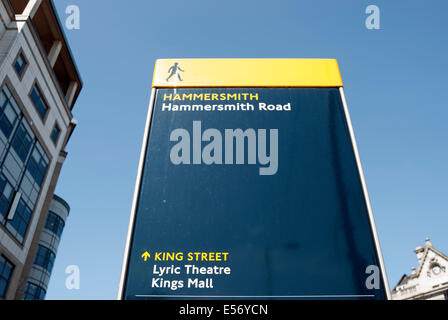 Signe du pied donnant des directives à Hammersmith, à l'ouest de Londres, Angleterre Banque D'Images