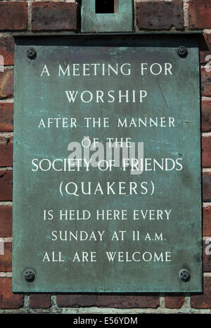 Culte quaker Avis de réunion sur le mur d'un friends meeting house, Hammersmith, Londres, Angleterre Banque D'Images