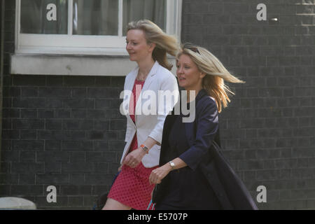 Londres, Royaume-Uni. 22 juillet, 2014. Liz Truss Ministre d'État à l'environnement (à gauche) et Esther McVey (droite) ministre de l'emploi arrivent à Downing Street après la réunion hebdomadaire du cabinet Crédit : amer ghazzal/Alamy Live News Banque D'Images