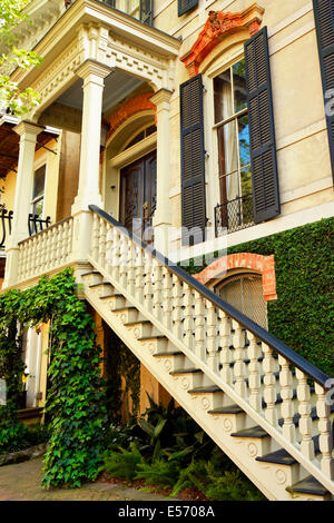 Restauré, l'architecture résidentielle raffinée et jardins de plaisir tout au long de l'historique quartier victorien de Savannah, Géorgie Banque D'Images