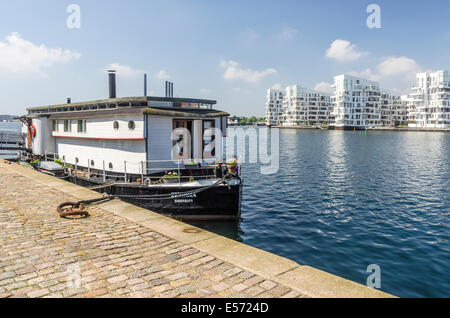 Péniche en face de Havneholmen, Copenhague, Danemark Banque D'Images