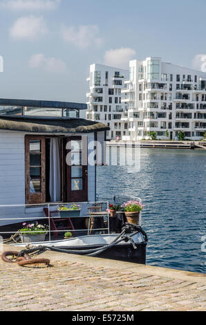 Péniche en face de Havneholmen, Copenhague, Danemark Banque D'Images