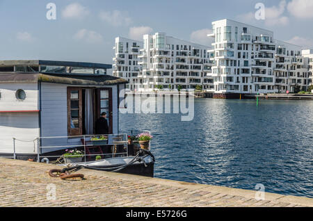 Péniche en face de Havneholmen, Copenhague, Danemark Banque D'Images