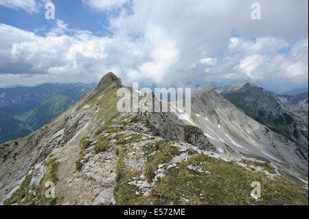 Voir d'Upsspitze et autres montagnes de la sentier de randonnée pédestre en montagne Daniel, Lermoos, Autriche Banque D'Images