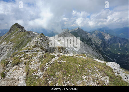 Voir d'Upsspitze et autres montagnes de la sentier de randonnée pédestre en montagne Daniel, Lermoos, Autriche Banque D'Images
