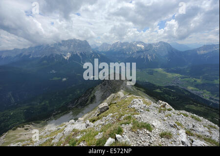 Paysage de montagne et vue de Lermoos, Ehrwald et nuageux de Zugspitze mountain Daniel sommet, Lermoos, Autriche Banque D'Images