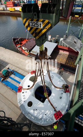 Berlin, Allemagne. 22 juillet, 2014. Une tonne de charge des travailleurs 72 pièce du tunnel "Baerlinde' à l'agrile du frêne Westhafen à Berlin, Allemagne, le 22 juillet 2014. Trois des morceaux au total 104 tonnes de l'agrile du frêne sera portée à la construction de l'emplacement de la ligne de métro U5 ce soir. Photo : DANIEL BOCKWOLDT/dpa/Alamy Live News Banque D'Images