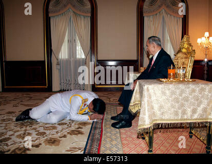 Bangkok, Thaïlande. 22 juillet, 2014. Prayuth Chan-ocha (L), chef du Conseil National pour la paix et l'ordre (NCPO), reçoit la constitution provisoire au Palais Klai Kangwon dans la province de Prachuab Khiri Khan, Thaïlande, le 22 juillet 2014. Le chef de la junte militaire thaïlandaise Prayuth Chan-ocha mardi soir reçu le royalement-approuvé constitution provisoire du roi. © Thai Royal/Xinhua/Alamy Live News Banque D'Images