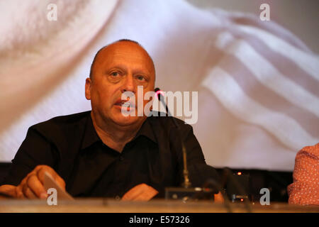 Sarajevo, Bosnie-Herzégovine. 22 juillet, 2014. Directeur du Festival du Film de Sarajevo, Mirsad Purivatra (SFF) prend la parole à une conférence de presse dans le cinéma "Point de Rendez-Vous" à Sarajevo, Bosnie-Herzégovine, le 22 juillet 2014. Le 20e SFF se tiendra du 15 au 23 août 2014. © Haris Memija/Xinhua/Alamy Live News Banque D'Images