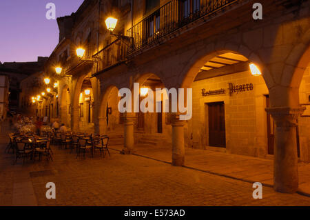 La place principale de Trujillo, au crépuscule, la Plaza Mayor, province de Cáceres, Extremadura, Espagne, Europe Banque D'Images