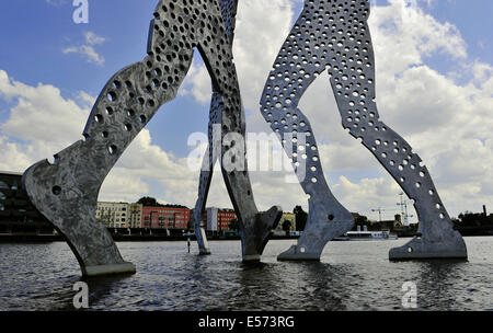 Berlin, Allemagne. 22 juillet, 2014. Quelques nuages vol stationnaire au-dessus de l'oeuvre monumentale "olecule Man' à Berlin, Allemagne, le 22 juillet 2014. Photo : PAUL ZINKEN/dpa/Alamy Live News Banque D'Images