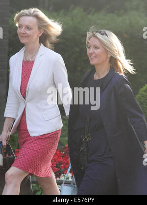 Londres, Royaume-Uni. 22 juillet, 2014. Liz Truss (à gauche), Ministre d'État à l'environnement et Esther McVey (droite) ministre de l'emploi arrivent à Downing Street pour la réunion hebdomadaire du cabinet Crédit : amer ghazzal/Alamy Live News Banque D'Images