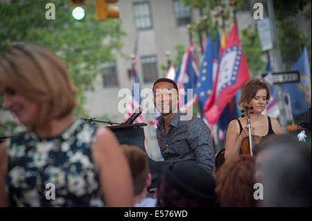 Manhattan, New York, USA. 10 juillet, 2014. JOHN LEGEND effectue sur le Today Show, le Jeudi, Juillet 10, 2014. © Bryan Smith/ZUMA/Alamy Fil Live News Banque D'Images