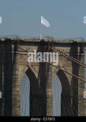 New York, USA. 22 juillet, 2014. Un drapeau blanc vole au sommet de la tour Manhattan du pont de Brooklyn. Crédit : Joseph Reid/Alamy Live News Banque D'Images