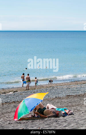 Aberystwyth, Pays de Galles, Royaume-Uni. 22 juillet, 2014. Les gens profitez d'une journée sur la plage à Aberystwyth, alors qu'encore une fois les températures montent. Crédit : Jon Freeman/Alamy Live News Banque D'Images