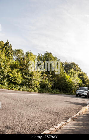 Location de conduire sur une route de campagne dans les Cotswolds, Royaume-Uni Banque D'Images