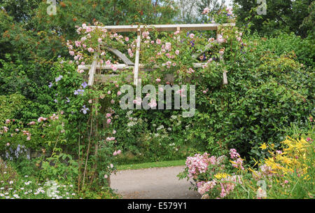 Un cottage anglais traditionnel au jardin Rosemoor, près de Torrington, Devon, Angleterre du Sud-Ouest, Royaume-Uni, photraphed en été. Banque D'Images