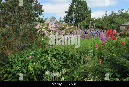 Un cottage anglais traditionnel au jardin Rosemoor, près de Torrington, Devon, Angleterre du Sud-Ouest, Royaume-Uni, photraphed en été. Banque D'Images