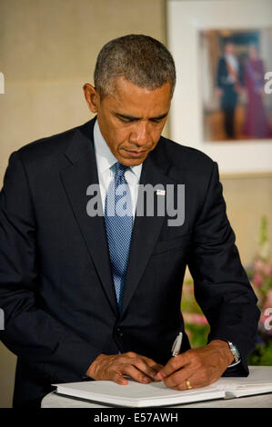 Washington DC, USA. 22 juillet, 2014. Le président des États-Unis Barack Obama signe un livre de condoléances à l'Ambassade des Pays-Bas à Washington, D.C. le mardi 22 juillet, 2014. Credit : Ron Sachs / Piscine via CNP/dpa/Alamy Live News Banque D'Images