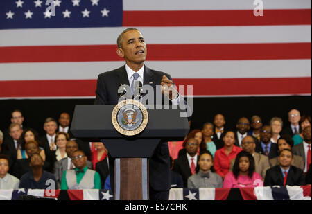 Le président des États-Unis Barack Obama annonce de nouveaux engagements en faveur de l 'My Brother's Keeper" à la Walker Jones Education Center à Washington, DC, le lundi 21 juillet, 2014. L''My Brother's Keeper' initiative a été créée pour répondre à une "opportunité" les lacunes rencontrées par les garçons et les jeunes hommes de couleur et s'assurer que tous les jeunes peuvent atteindre leur plein potentiel. Crédit : Chris Kleponis/Piscine via CNP Banque D'Images