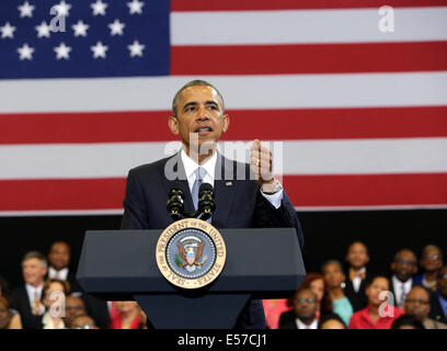 Le président des États-Unis Barack Obama annonce de nouveaux engagements en faveur de l 'My Brother's Keeper" à la Walker Jones Education Center à Washington, DC, le lundi 21 juillet, 2014. L''My Brother's Keeper' initiative a été créée pour répondre à une "opportunité" les lacunes rencontrées par les garçons et les jeunes hommes de couleur et s'assurer que tous les jeunes peuvent atteindre leur plein potentiel. Crédit : Chris Kleponis/Piscine via CNP Banque D'Images