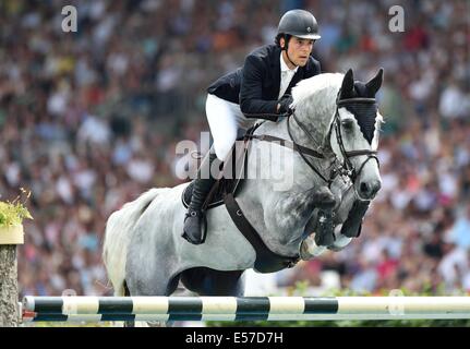 Cavalier Espagnol Sergio Alvarez Moya en action sur son cheval Carlo pendant le Grand Prix de l'International Horse Show de CHIO Aachen, Allemagne, 20 juillet 2014. Photo : Uwe Anspach/dpa Banque D'Images