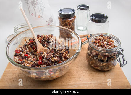 Hacher menu traditionnel dans une cuvette de mélange prêt à mettre int pots et store pour Noël un bocal rempli "faire de la viande hachée"(9 sur 22) Banque D'Images