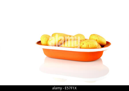 Les pommes de terre dans une poterie - isolated on white Banque D'Images