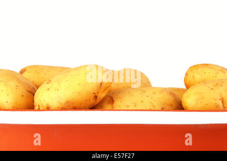 Les pommes de terre dans une poterie - isolated on white Banque D'Images