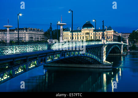 Célèbre pont et de l'Université de Lyon par nuit, France Banque D'Images