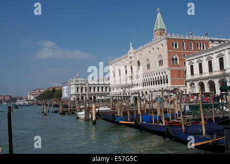 La Gondoles sur le Grand Canal, Venise, Italie, en face du Palais des Doges Banque D'Images