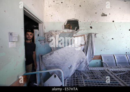 Deir El Balah, dans la bande de Gaza. 21 juillet, 2014. Un palestinien ressemble à une chambre d'hôpital endommagé par les bombardements israéliens. Credit : Eloïse Bollack/ZUMA/Alamy Fil Live News Banque D'Images