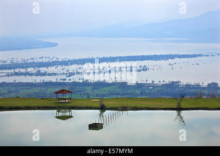 Petit lac - réservoir d'eau (au premier plan) et le lac Kerkini (arrière-plan), Serres, Macédoine, Grèce. Banque D'Images