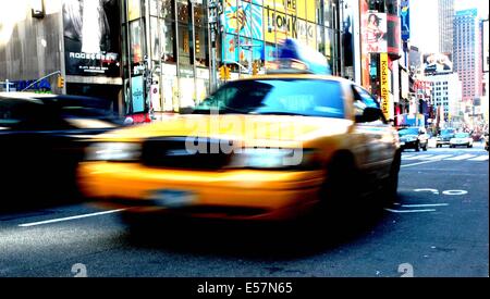 Un taxi jaune les périphériques à Times Square à New York. Banque D'Images