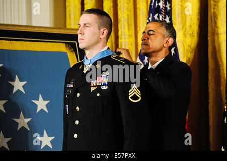 Washington, DC, aux Etats-Unis. 21 juillet, 2014. Le président américain Barack Obama awards la médaille d'honneur aux anciens membres du personnel de l'Armée de Sgt. Ryan Pitts dans l'East Room de la Maison Blanche le 21 juillet 2014 à Washington, DC. Credit : Planetpix/Alamy Live News Banque D'Images