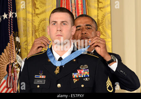 Washington, DC, aux Etats-Unis. 21 juillet, 2014. Le président américain Barack Obama awards la médaille d'honneur aux anciens membres du personnel de l'Armée de Sgt. Ryan Pitts dans l'East Room de la Maison Blanche le 21 juillet 2014 à Washington, DC. Credit : Planetpix/Alamy Live News Banque D'Images